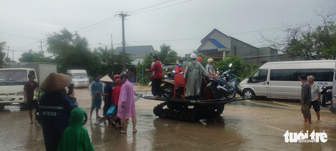 Mưa làm sập nhà, thiệt hại hàng ngàn lúa, hoa màu của nông dân - Ảnh 3. Mưa lớn vào ngày 30-7 đã làm ngập đường 948 nên nhiều xe chết máy đã được địa phương hỗ trợ - Ảnh: MINH KHANG
