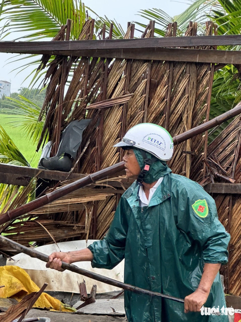 Mưa làm sập nhà, thiệt hại hàng ngàn lúa, hoa màu của nông dân - Ảnh 4. Hiện trường vụ sập nhà tại Sóc Trăng sáng 31-7 - Ảnh: KHẮC TÂM