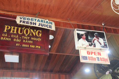 Anthony Bourdain đưa bánh mỳ Hội An ra thế giới như thế nào? - Ảnh 2. Bức ảnh Anthony Bourdain và Philip thưởng thức bản hòa âm của vị giác được treo trang trọng trước cửa tiệm bánh mì - Ảnh: TRƯỜNG TRUNG