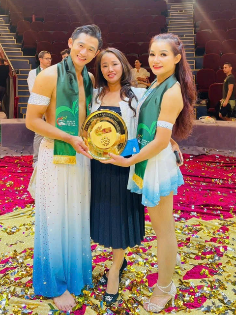 Hiển Phước và Thanh Hoa vui mừng nhận huy chương vàng bên cạnh NSƯT Bích Liên, phó giám đốc Nhà hát Nghệ thuật Phương Nam - Ảnh: Nhà hát Nghệ thuật Phương Nam Hiển Phước và Thanh Hoa vui mừng nhận huy chương vàng bên cạnh NSƯT Bích Liên, phó giám đốc Nhà hát Nghệ thuật Phương Nam - Ảnh: Nhà hát Nghệ thuật Phương Nam