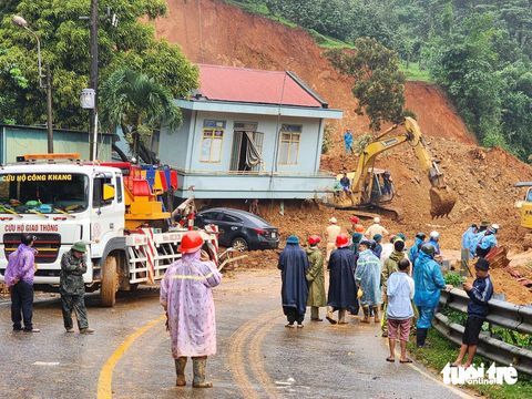 Cận cảnh sạt lở đèo Bảo Lộc: Xe hơi bị vùi lấp, đồn công an nghiêng ngã - Ảnh 2. Chốt cảnh sát giao thông bị khối đất đá trên núi đổ xuống xô lệch nghiêng ngả