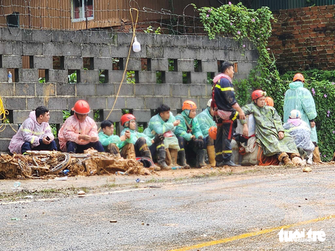 Cận cảnh sạt lở đèo Bảo Lộc: Xe hơi bị vùi lấp, đồn công an nghiêng ngã - Ảnh 3. Lực lượng cứu hộ lấm lem bùn đất