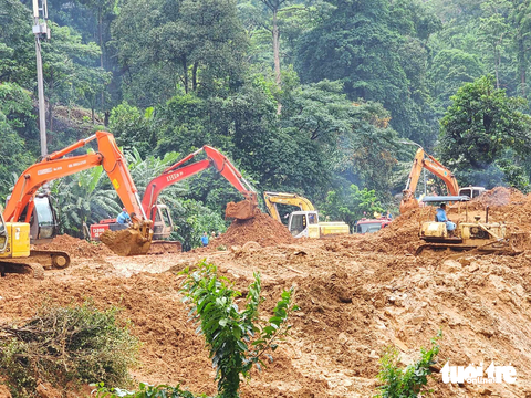 Cận cảnh sạt lở đèo Bảo Lộc: Xe hơi bị vùi lấp, đồn công an nghiêng ngã - Ảnh 4. Nhiều máy cuốc được điều đến tìm kiếm, cứu hộ
