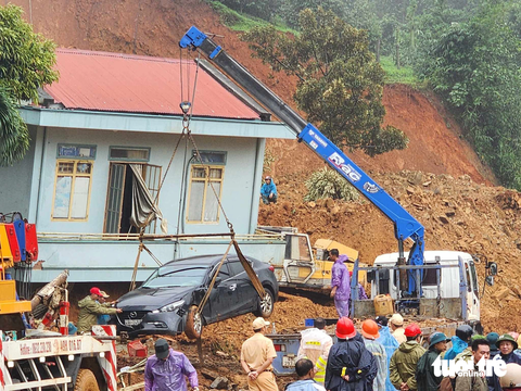 Cận cảnh sạt lở đèo Bảo Lộc: Xe hơi bị vùi lấp, đồn công an nghiêng ngã - Ảnh 5. Một chiếc ô tô khác bị vùi lấp được đưa ra ngoài