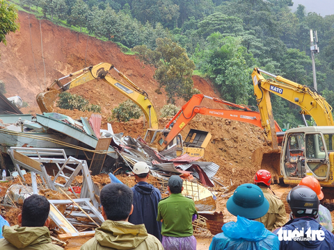 Chốt cảnh sát giao thông bị phá sập để khoanh vùng tìm kiếm nạn nhân còn lại