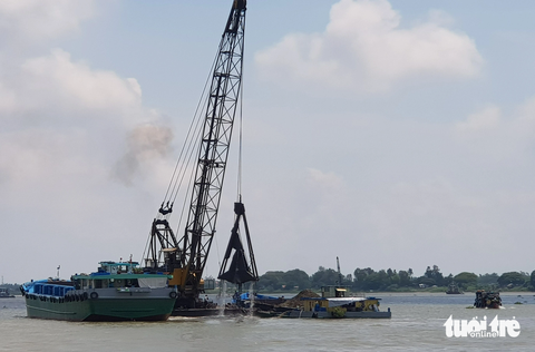 Thu hồi giấy phép khai thác cát của Công ty Hải Toàn trên sông Tiền - Ảnh 1. Giai đoạn 2015-2020, An Giang đã tự gia hạn 15 giấy phép và cấp 7 giấy phép mới nhưng không chỉ rõ công trình cấp thiết, cụ thể. Thanh tra Chính phủ yêu cầu thu hồi - Ảnh: BỬU ĐẤU