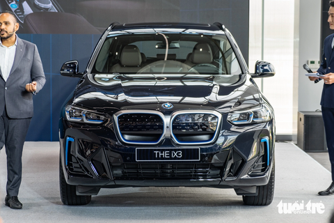 BMW iX3 cực hợp với dân 'phượt' ra mắt Việt Nam: - Ảnh 1. Ở mức 3,499 tỉ đồng, BMW iX3 cao hơn 1 tỉ đồng so với X3 bản máy xăng cao cấp nhất lắp ráp trong nước và hơn nửa tỉ đồng so với đối thủ Audi e-tron (2,97 tỉ đồng) - Ảnh: QUỐC MINH