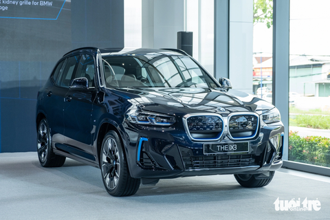 BMW iX3 cực hợp với dân 'phượt' ra mắt Việt Nam: - Ảnh 2. Bản iX3 được đưa về có gói ngoại thất M Sport gần giống bản X3 M Sport. Song điểm khác biệt lớn là lưới tản nhiệt ở dạng kín do đây là xe điện - Ảnh: QUỐC MINH