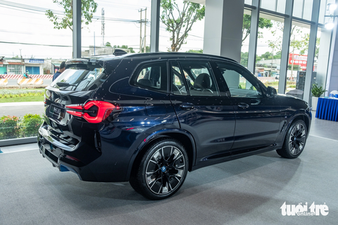 BMW iX3 cực hợp với dân 'phượt' ra mắt Việt Nam: - Ảnh 3. Một vài chi tiết màu xanh da trời được điểm thêm để nhấn mạnh vào "điện khí hóa". So với X3, BMW iX3 iX3 có vành lớn hơn 1 inch (20 inch) cùng hệ thống chiếu sáng Laserlight - Ảnh: QUỐC MINH