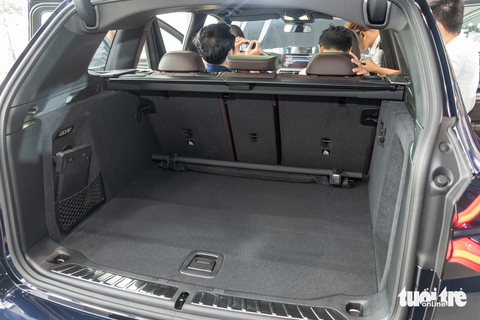 BMW iX3 cực hợp với dân 'phượt' ra mắt Việt Nam: - Ảnh 7. Nội thất BMW iX3 khá tương tự X3 với bộ đôi màn hình 12,3 inch, hệ điều hành 7.0, hỗ trợ Apple CarPlay/Android Auto, HUD, bảng điều khiển bọc da Sensatec, da ghế Vernasca, kính cách âm cách nhiệt, âm thanh Harman Kardon 16 loa, điều hòa 3 vùng tự động... Mẫu xe điện cao cấp hơn bản xăng ở cửa sổ trời toàn cảnh và tính năng sưởi ghế - Ảnh: QUỐC MINH