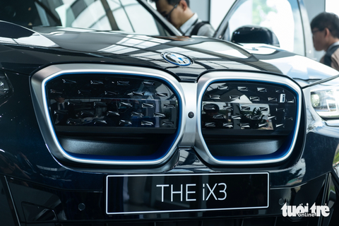 BMW iX3 cực hợp với dân 'phượt' ra mắt Việt Nam: - Ảnh 8. Theo công bố, BMW iX3 dùng động cơ điện có công suất 286 mã lực, mô men xoắn 400 Nm (cao hơn bản xăng X3 xDrive30i với 252 mã lực, 350 Nm). Động cơ điện này giúp xe tăng tốc 0 - 100km/h chỉ trong 6,8 giây. Vận tốc tối đa giới hạn ở 180km/h - Ảnh: QUỐC MINH