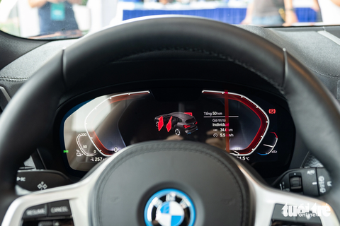 BMW iX3 cực hợp với dân 'phượt' ra mắt Việt Nam: - Ảnh 10. Nhà sản xuất cho biết pin xe sau khi sạc đầy có thể chạy được tới 460km (trong điều kiện lý tưởng). Như vậy, chỉ trong một lần sạc, BMW iX3 có thể chạy từ TP.HCM tới Nha Trang hay Hà Nội tới Kỳ Anh, Hà Tĩnh (hơn 410km) - Ảnh: QUỐC MINH