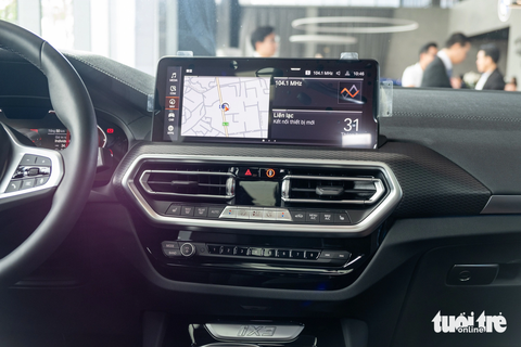 BMW iX3 cực hợp với dân 'phượt' ra mắt Việt Nam: - Ảnh 11. Hạn chế của iX3 nói riêng và xe BMW chạy điện nói chung ở thời điểm này là chưa có hệ thống trạm sạc như VinFast. Cách thức sạc chính hiện tại vẫn là cắm điện gia đình - Ảnh: QUỐC MINH