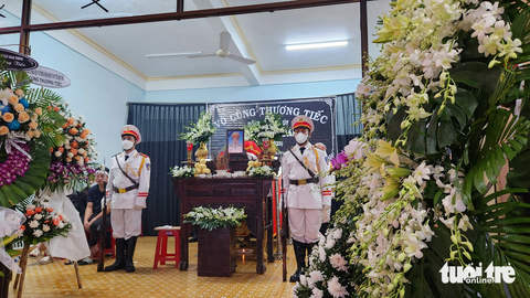 Truy thăng quân hàm cho 3 cán bộ cảnh sát giao thông hy sinh trong vụ sạt lở đèo Bảo Lộc - Ảnh 2. 3 chiến sĩ cảnh sát giao thông hy sinh tại chốt đèo Bảo Lộc được truy thăng quân hàm - Ảnh: M.V.