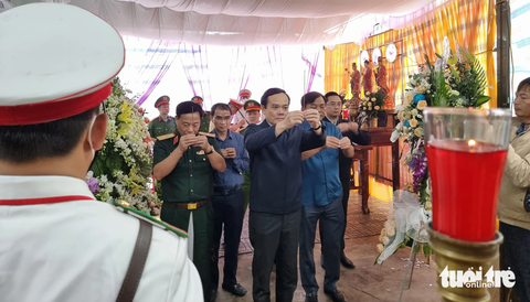 Phó thủ tướng Trần Lưu Quang viếng đại úy Lê Ánh Sáng (33 tuổi) - Ảnh: M.V. Phó thủ tướng Trần Lưu Quang viếng đại úy Lê Ánh Sáng (33 tuổi) - Ảnh: M.V.