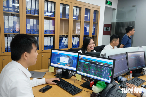 1,16 tỉ USD đổ vào sàn chứng khoán, tranh nhau mua cổ phiếu Vingroup - Ảnh 1. Thanh khoản thị trường chứng khoán tăng mạnh trong thời gian gần đây - Ảnh: BÔNG MAI