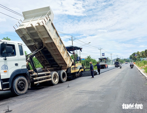 Quốc lộ 80, đoạn Kiên Lương - TP Hà Tiên: Thoát cảnh ổ voi, ổ gà, khách du lịch thoải mái đi lại - Ảnh 2. Đơn vị thi công trải thảm nhựa lần 2 để đoạn quốc lộ 80 (đoạn Kiên Lương - TP Hà Tiên) sớm hoàn thành, phục vụ dân và du khách đi lại - Ảnh: CHÍ CÔNG