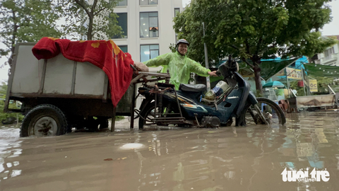 Đường phố Hà Nội ngập lênh láng sau cơn mưa lớn - Ảnh 4. Ngập úng khiến các phương tiện giao thông di chuyển khó khăn - Ảnh: NAM TRẦN