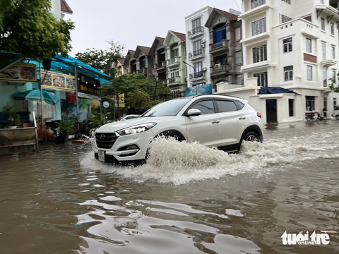 Đường phố Hà Nội ngập lênh láng sau cơn mưa lớn - Ảnh 5. Đường quanh khu vực chung cư VOV Mễ Trì cũng ngập bốn bề - Ảnh: NAM TRẦN