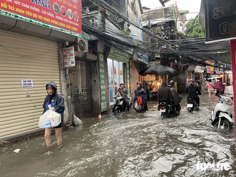Đường phố Hà Nội ngập lênh láng sau cơn mưa lớn - Ảnh 7. Đường Triều Khúc cũng mênh mông nước - Ảnh: DƯƠNG LIỄU