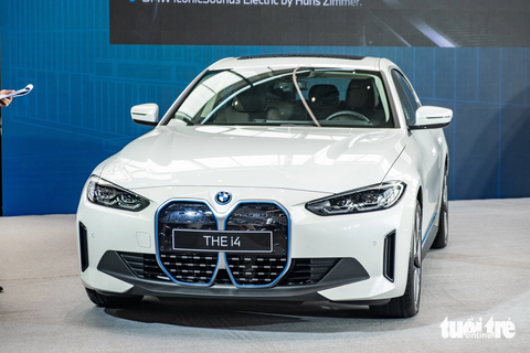 BMW i4 giá gần 3,8 tỉ ra mắt Việt Nam: Sạc đầy chạy được tới 600km - Ảnh 1. Xe có giá 3,759 tỉ đồng, cao hơn 360 triệu đồng so với bản máy xăng 430i Convertible M Sport - Ảnh: QUỐC MINH