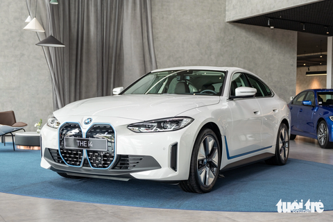 BMW i4 giá gần 3,8 tỉ ra mắt Việt Nam: Sạc đầy chạy được tới 600km - Ảnh 2. BMW i4 sở hữu gói ngoại thất M Sport nhưng thiết kế có phần khác biệt với 4-Series M Sport đang bán tại thị trường Việt Nam - Ảnh: QUỐC MINH