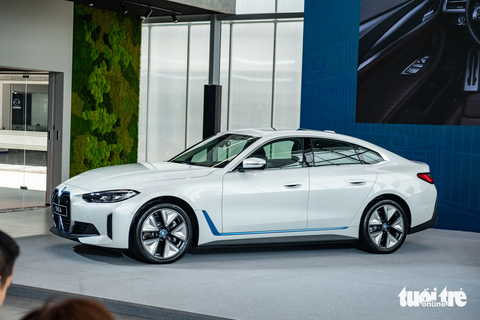 BMW i4 giá gần 3,8 tỉ ra mắt Việt Nam: Sạc đầy chạy được tới 600km - Ảnh 3. Có thể kể đến hốc lớn hai bên cản trước, lưới tản nhiệt làm từ khối kim loại đúc liền thay cho khe thoát gió - Ảnh: QUỐC MINH