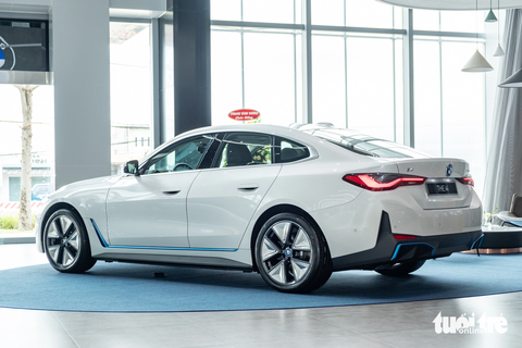 BMW i4 giá gần 3,8 tỉ ra mắt Việt Nam: Sạc đầy chạy được tới 600km - Ảnh 4. Bộ vành của xe là loại 5 chấu, kích thước 19 inch - Ảnh: QUỐC MINH