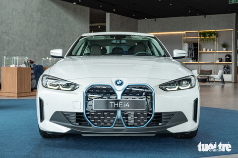 BMW i4 giá gần 3,8 tỉ ra mắt Việt Nam: Sạc đầy chạy được tới 600km - Ảnh 8. BMW i4 tại Việt Nam sử dụng 1 mô tơ điện gắn ở cầu sau có công suất 340 mã lực và mô men xoắn 430 Nm. Thông số này thấp hơn so với mẫu xe điện hạng sang khác trên thị trường là Porsche Taycan (402 mã lực), nhưng lại cao hơn về mô men xoắn (Taycan là 357 Nm) - Ảnh: QUỐC MINH