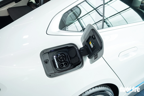 BMW i4 giá gần 3,8 tỉ ra mắt Việt Nam: Sạc đầy chạy được tới 600km - Ảnh 10. Lượng tiêu thụ điện năng của i4 ở mức 19,1-16,1 kWh/100km. Thời gian để BMW i4 được sạc đầy ở nguồn AC (11kW) từ 0-100% là 8 giờ 15 phút. BMW i4 có khả năng tăng tốc 0-100km/h trong 5,7 giây, tốc độ tối đa 190km/h - Ảnh: QUỐC MINH