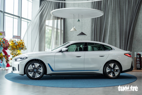 BMW i4 giá gần 3,8 tỉ ra mắt Việt Nam: Sạc đầy chạy được tới 600km - Ảnh 11. Hạn chế của i4 nói riêng và xe BMW chạy điện nói chung ở thời điểm này là chưa có hệ thống trạm sạc riêng như VinFast hay trạm sạc bên thứ ba như nhiều nước. Cách thức sạc chính hiện tại vẫn là cắm điện gia đình - Ảnh: QUỐC MINH