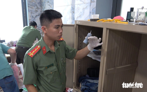Vụ 31 người mang súng đánh nhau thu giữ 4 khẩu súng và trái nổ - Ảnh 1. Cơ quan công an khám xét nhà của Hồ Thiết Trường, thu giữ 1 trái nổ - Ảnh: QUANG LẬP