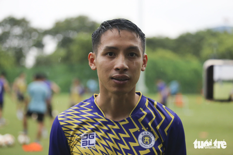 Đỗ Hùng Dũng: 'VAR khiến V-League bị kéo dài thì cũng bình thường như World Cup nữ' - Ảnh 1. Tiền vệ Đỗ Hùng Dũng trả lời báo chí chiều 31-7 - Ảnh: ĐỨC KHUÊ