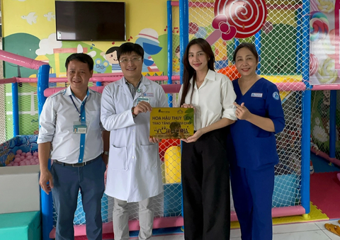 Thùy Tiên bàn giao khu vui chơi cho Bệnh viện Nhi đồng 1 - Ảnh: BTC Thùy Tiên bàn giao khu vui chơi cho Bệnh viện Nhi đồng 1 - Ảnh: BTC