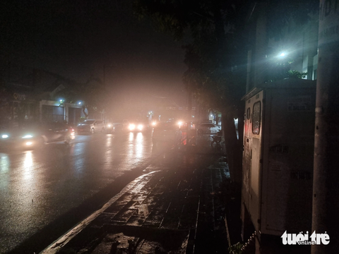 Mưa lớn gây sự cố lưới điện, nhiều khu dân cư tại Bình Dương bị cúp điện - Ảnh 2. Do sự cố cúp điện bất ngờ, nhiều tuyến đường không có đèn chiếu sáng - Ảnh: BÁ SƠN