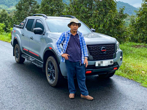 Chủ trang trại sầu riêng dùng Nissan Navara sau 1 năm: Đi êm, nuôi rẻ, chở hàng, chở người đều được - Ảnh 1. Anh Đoàn Văn Danh sử dụng chiếc Nissan Navara Pro4X được hơn 1 năm - Ảnh: NVCC