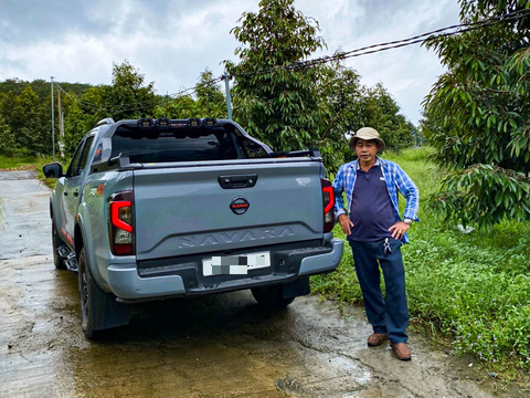 Chủ trang trại sầu riêng dùng Nissan Navara sau 1 năm: Đi êm, nuôi rẻ, chở hàng, chở người đều được - Ảnh 3. Chiếc xe tiết kiệm giúp anh Danh giảm bớt chi phí vận chuyển sầu riêng - Ảnh: NVCC