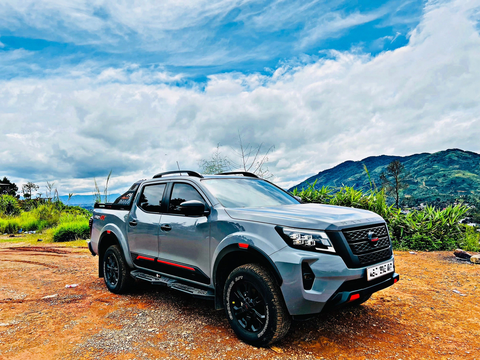 Chủ trang trại sầu riêng dùng Nissan Navara sau 1 năm: Đi êm, nuôi rẻ, chở hàng, chở người đều được - Ảnh 6. Navara Pro4X không chỉ chở hàng mà còn dùng để đi du lịch cùng gia đình - Ảnh: NVCC