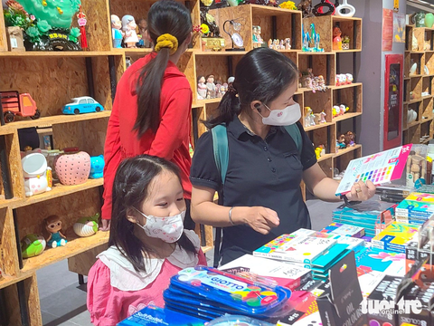 Săn đồ dùng học tập giá "mềm" cho con - Ảnh 1. Các bạn nhỏ được phụ huynh tháp tùng đi chọn đồ dùng cho năm học mới tại nhà sách Phương Nam trong trung tâm thương mại Vạn Hạnh Mall (quận 10) - Ảnh: NHẬT XUÂN