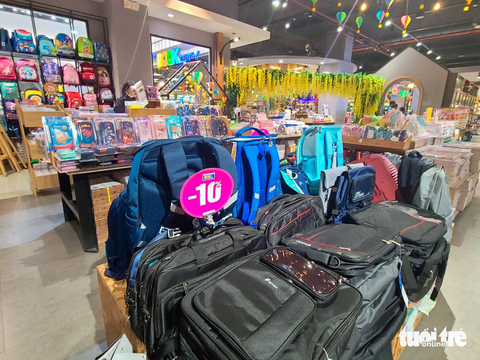 Săn đồ dùng học tập giá "mềm" cho con - Ảnh 3. Ba lô được giảm giá 10% tại nhà sách Phương Nam từ đầu mùa mua sắm tựu trường - Ảnh: NHẬT XUÂN