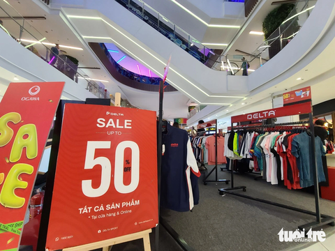 Mua sắm mùa này: Khuyến mãi chồng khuyến mãi - Ảnh 4. Khuyến mãi lớn lên tới 50% cùng giảm giá hầu hết các sản phẩm từ online tới offline - Ảnh: NHẬT XUÂN
