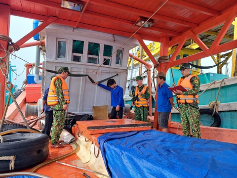 Bắt 50.000 lít dầu DO trái phép trên vùng biển Tây Nam - Ảnh 1. Lực lượng Bộ đội biên phòng Kiên Giang phát hiện và bắt giữ một tàu cá vận chuyển 50.000 lít dầu DO trái phép trên biển - Ảnh: TIẾN VINH