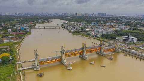 Dự án chống ngập lãi vay 1,4 tỉ/ngày, TP.HCM kiện toàn Tổ công tác thẩm tra quyết toán - Ảnh 1. Cống kiểm soát triều Mương Chuối của Trung Nam Group, huyện Nhà Bè, TP.HCM cũng đã ngừng thi công (ảnh chụp sáng 6-9) - Ảnh: Q.ĐỊNH