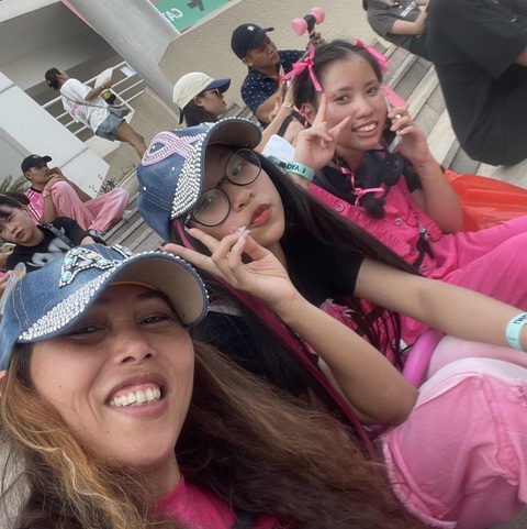 Chị Hoa Sáo (trái), cùng con gái Nguyễn Hà Minh Anh (giữa) và cháu gái đi xem BlackPink - Ảnh: NVCC Chị Hoa Sáo (trái), cùng con gái Nguyễn Hà Minh Anh (giữa) và cháu gái đi xem BlackPink - Ảnh: NVCC