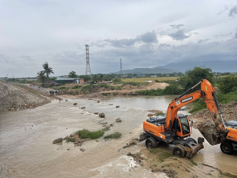 Nước dâng cao, chia cắt đường gom cao tốc Vĩnh Hảo - Phan Thiết - Ảnh 1. Nước sông Thăng dâng cao, chia cắt đường gom dân sinh cao tốc Vĩnh Hảo - Phan Thiết - Ảnh: MAI THỨC