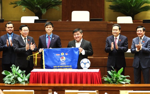 Giải vô địch bóng đá công nhân toàn quốc 2023: Được thi đấu là niềm vui lớn - Ảnh 3. Chủ tịch Quốc hội Vương Đình Huệ phát động Giải vô địch bóng đá công nhân toàn quốc ngày 28-7 tại Tòa nhà Quốc hội - Ảnh: NGUYỄN KHÁNH