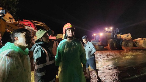 Hình ảnh dầm mưa tìm kiếm nạn nhân, giải tỏa khu vực sạt lở đèo Bảo Lộc - Ảnh 2. Đại tá Trương Minh Đương (đội nón tai bèo) có mặt tại hiện trường vụ sạt lở đèo Bảo Lộc - Ảnh: MAI VINH