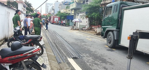 Điện giật khiến một người chết, hai người bị thương khi tời thép đổ mái tầng 3 - Ảnh 2. Vụ điện giật xảy ra khi các thanh thép này được tời lên khu vực tầng 3 của căn nhà đang xây dựng - Ảnh: LONG NGUYỄN
