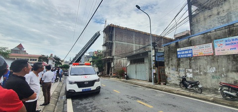 Điện giật khiến một người chết, hai người bị thương khi tời thép đổ mái tầng 3 - Ảnh 1. Hiện trường nơi xảy ra vụ điện giật khi tời thép lên tầng cao chạm phải đường điện 110kV - Ảnh: LONG NGUYỄN