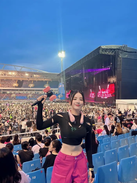 Biểu cảm sao Việt khi 'check in' đêm nhạc Blackpink tại Hà Nội - Ảnh 14. DJ Mie cũng gia nhập đội quân "búa hồng" với outfit đúng chuẩn một Blink chính hiệu